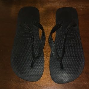 Havainas black flip flops 9/10